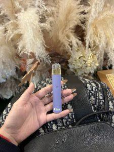 玩家手持 FIPY 果派主機實拍，展現磨砂質感與輕便體積